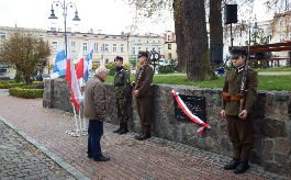 Gdzie mogiły z dawnych lat? Czas zatarł ślad... Gdzie mogiły z dawnych lat? Tam, gdzie kwiaty posiał wiatr