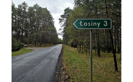 Na zdjęciu drogowskaz do Łosin