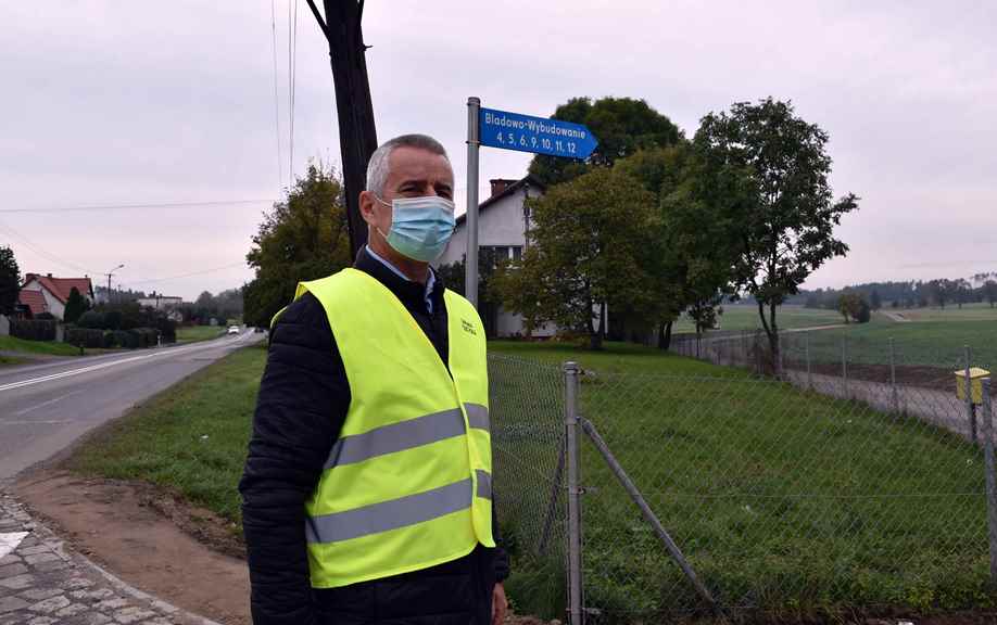 Na zdjęciu burmistrz Tucholi na drodze z Bladowa do Białowieży