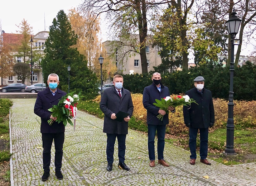 Na zdjęciu burmistrz Tucholi Tadeusz Kowalski oraz Zarząd Powiatu Tucholskiego