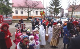 Rozśpiewany Korowód Kolędników odwiedził Urząd Miejski w Tucholi