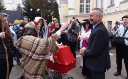 Barwny korowód kolędników z wizytą w Urzędzie Miejskim w Tucholi