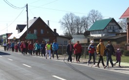 Wyruszyli z kijkami na rajd „W poszukiwaniu wiosny”